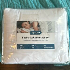 King size white sheet set.